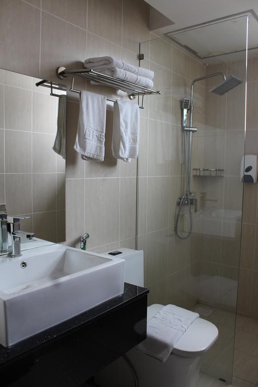 Tribeca Suites Kuching Exterior foto