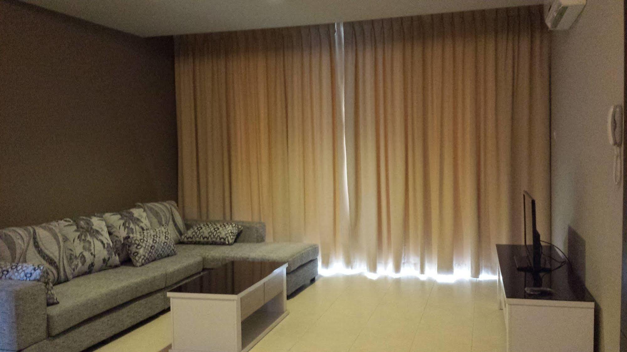 Tribeca Suites Kuching Exterior foto